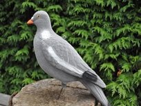 Beflockte duif met pin Beflockte duif met pin
